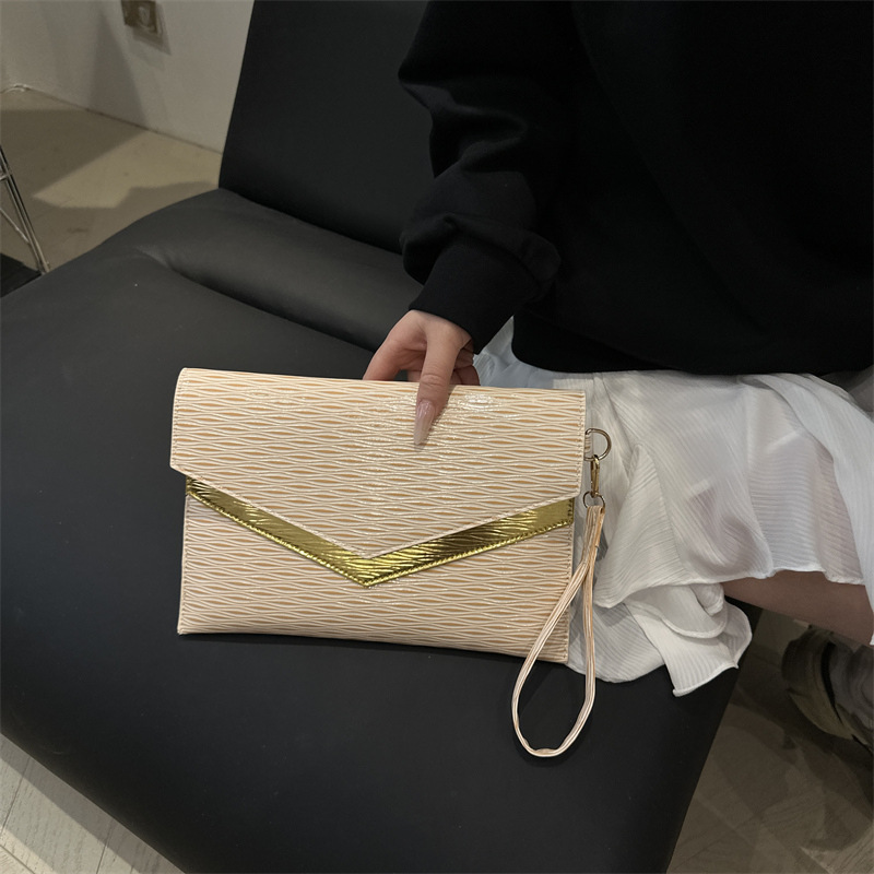 Bolso de sobres de mano de tendencia transfronteriza 2025 primavera nuevo estilo coreano personalidad moda casual temperamento color de contraste bolso de banquete