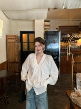 夏季新款女高级感法式气质v领褶皱白色衬衫宽松上衣小众别致上衣