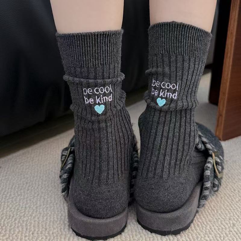 Korean-style new women's socks with color-blocking, vertical stripes, and heart embroidery, mid-calf socks for autumn and winter, double-needle women's cotton socks, long stacked socks Korean-style new women's socks with color-blocking, vertical stripes, and heart embroidery, mid-calf socks for autumn and winter, double-needle women's cotton socks, long stacked socks