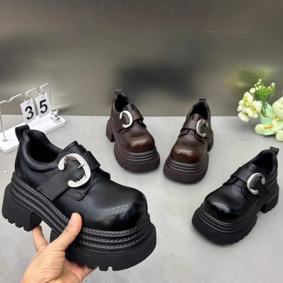 Gran Bretaña de estilo de calzado de altura de tacones gruesos zapatos Lefour mujeres 2025 primavera nuevo negro universal gran hebilla metálica zapatos