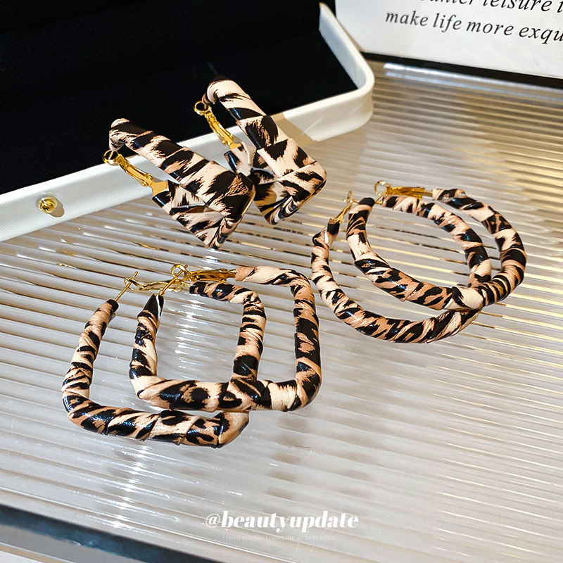 Pendientes de cuero artificial con estampado de leopardo enrollado con aguja de plata