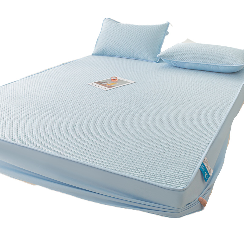 Un juego de tres piezas de sábana de seda de hielo de verano de clase, cubierta de cama de encaje de alfombra fresca, cubierta protectora de colchón con todo incluido