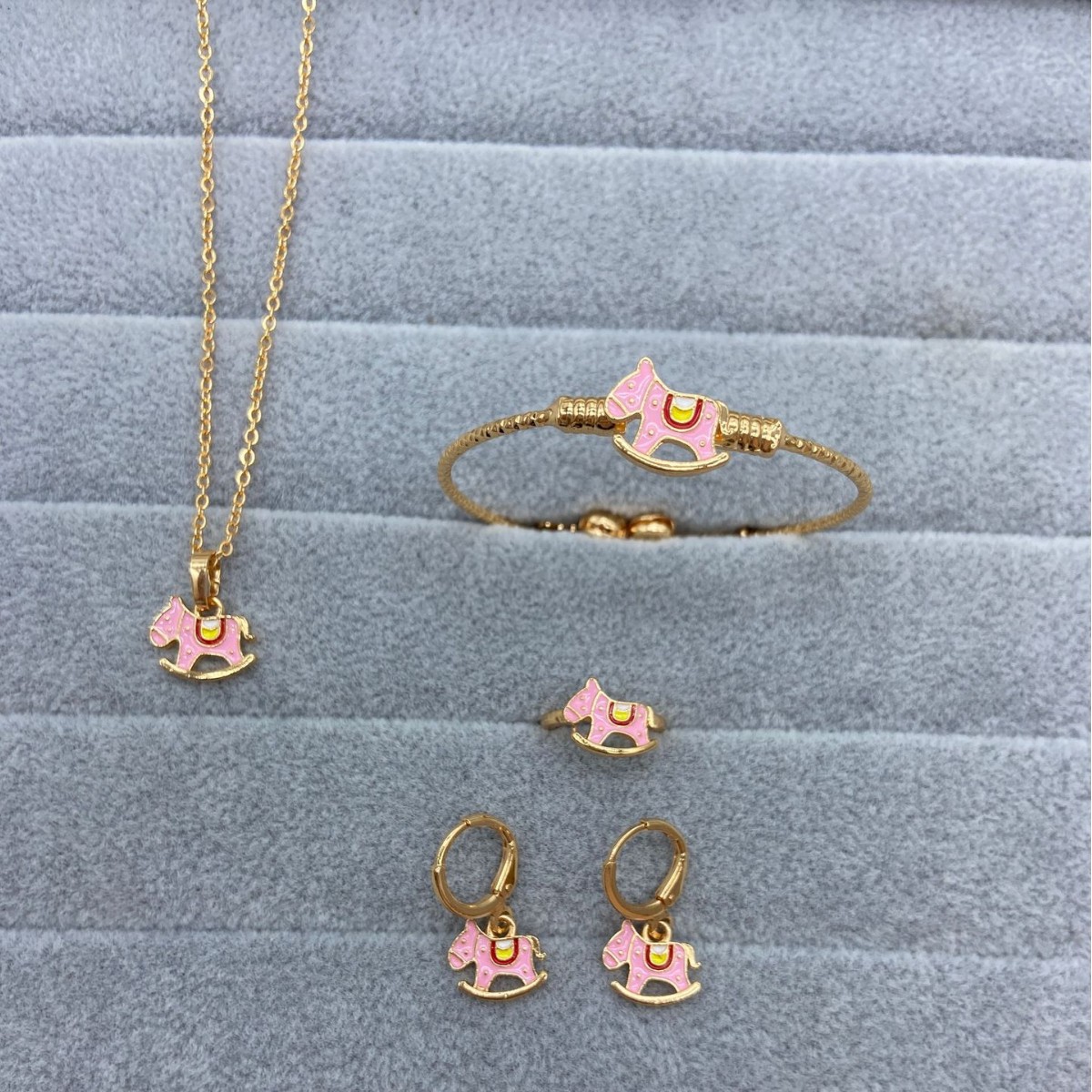 Juegos de joyería para niños transfronterizos de dibujos animados lindos anillos pendientes brazaletes colgante collar adyacente de cuatro piezas