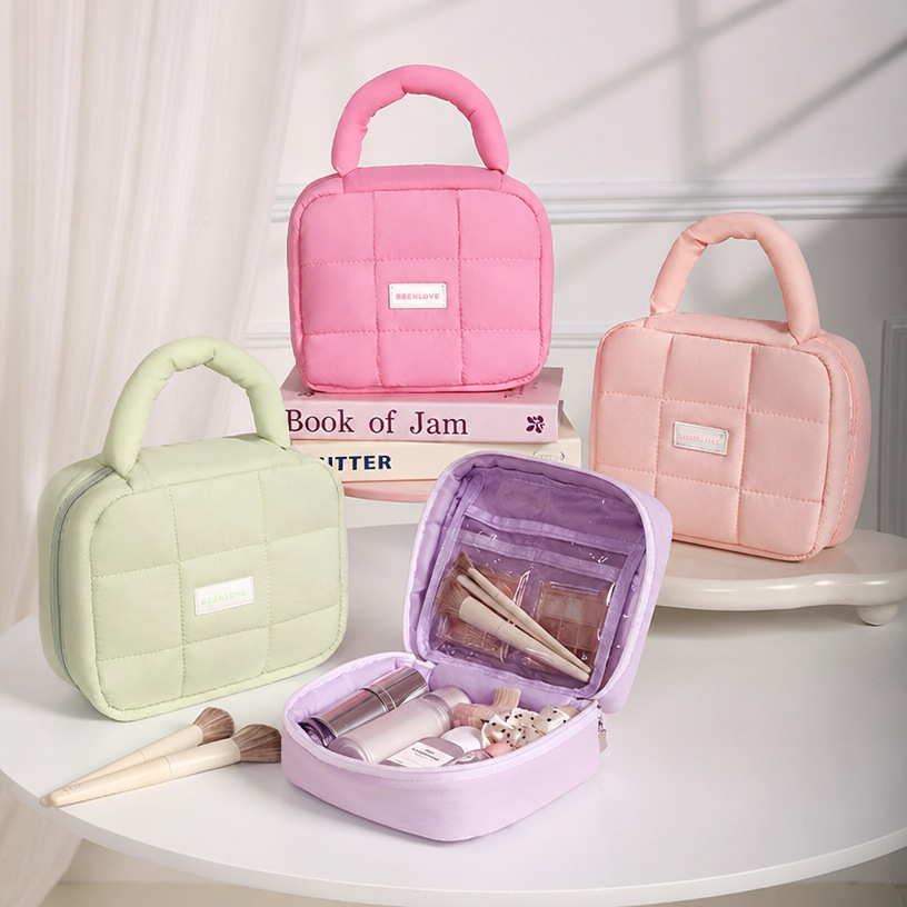 Bolsa de almacenamiento cuadrada de nailon Runhui en colores pastel, bolsa de maquillaje portátil suave rellena de algodón con gran capacidad y un toque de alta gama.
