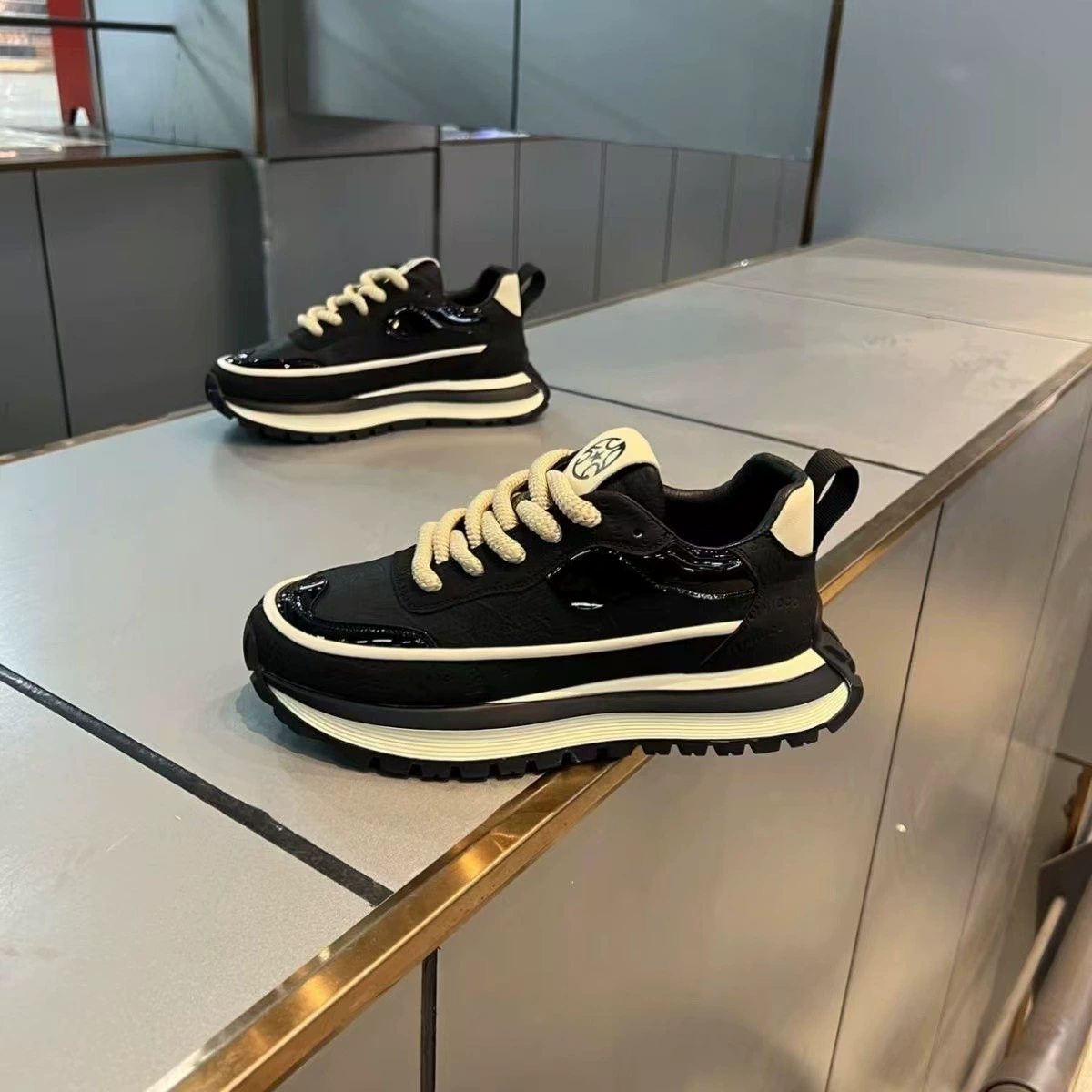 Оптовая мужская обувь 2025 весна и лето новый модный тренд комфорт дикий толстый дно