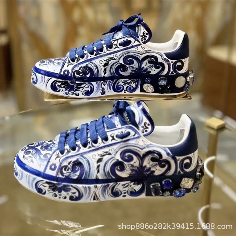 DG2023 nuevos zapatos de lujo de gama alta europeos y americanos de graffiti impreso signos pintados a mano remache rhinestone zapatilla marea