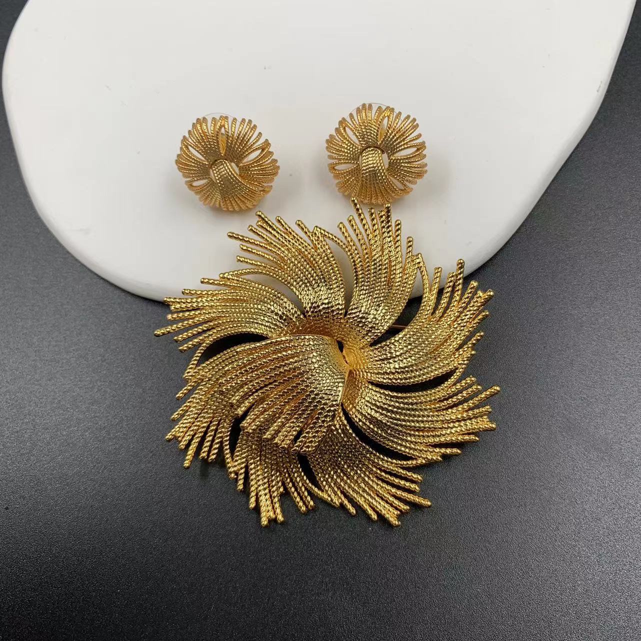 Qingdao medieval vintage western retro palace firework brooch brass…