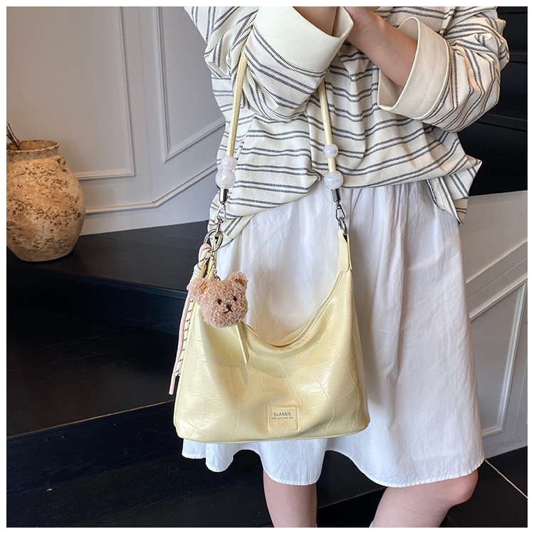 In the summer of 2025, crossbody bags, women's bags, single-shoulder bags, versatile casual bags, sports underarm bags, soft leather bags, dumplings, and women's bags undefined