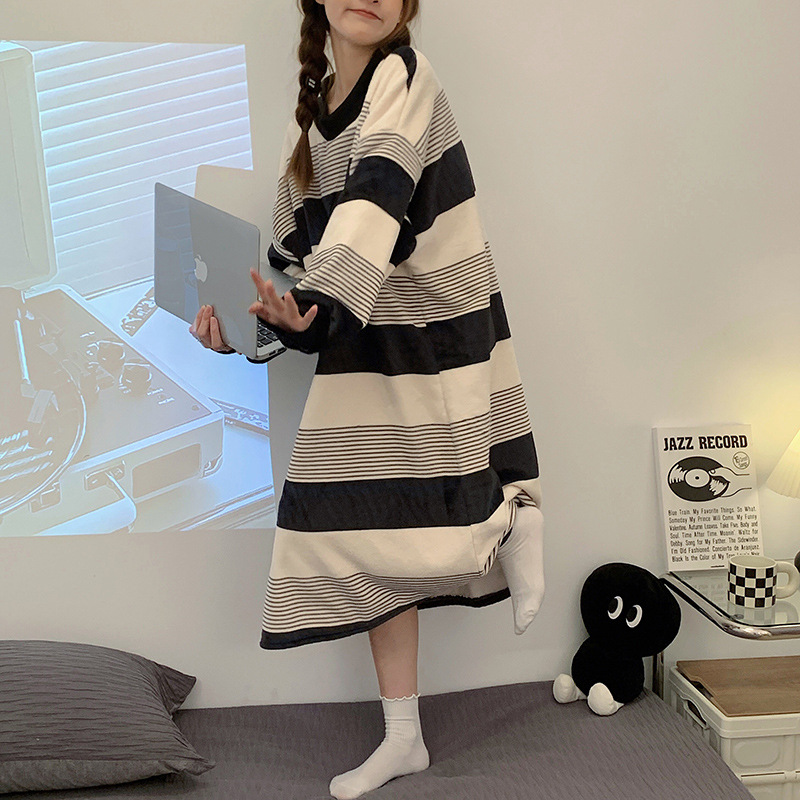 Otoño e Invierno espesado caliente MIDI vestido de las mujeres camisón franela lindo rayas suelta pijamas tiktok al por mayor