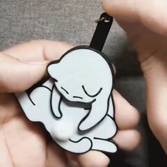 創意的に卵を引っ張って遊んでいます。猫のキーホルダーが可愛いです。