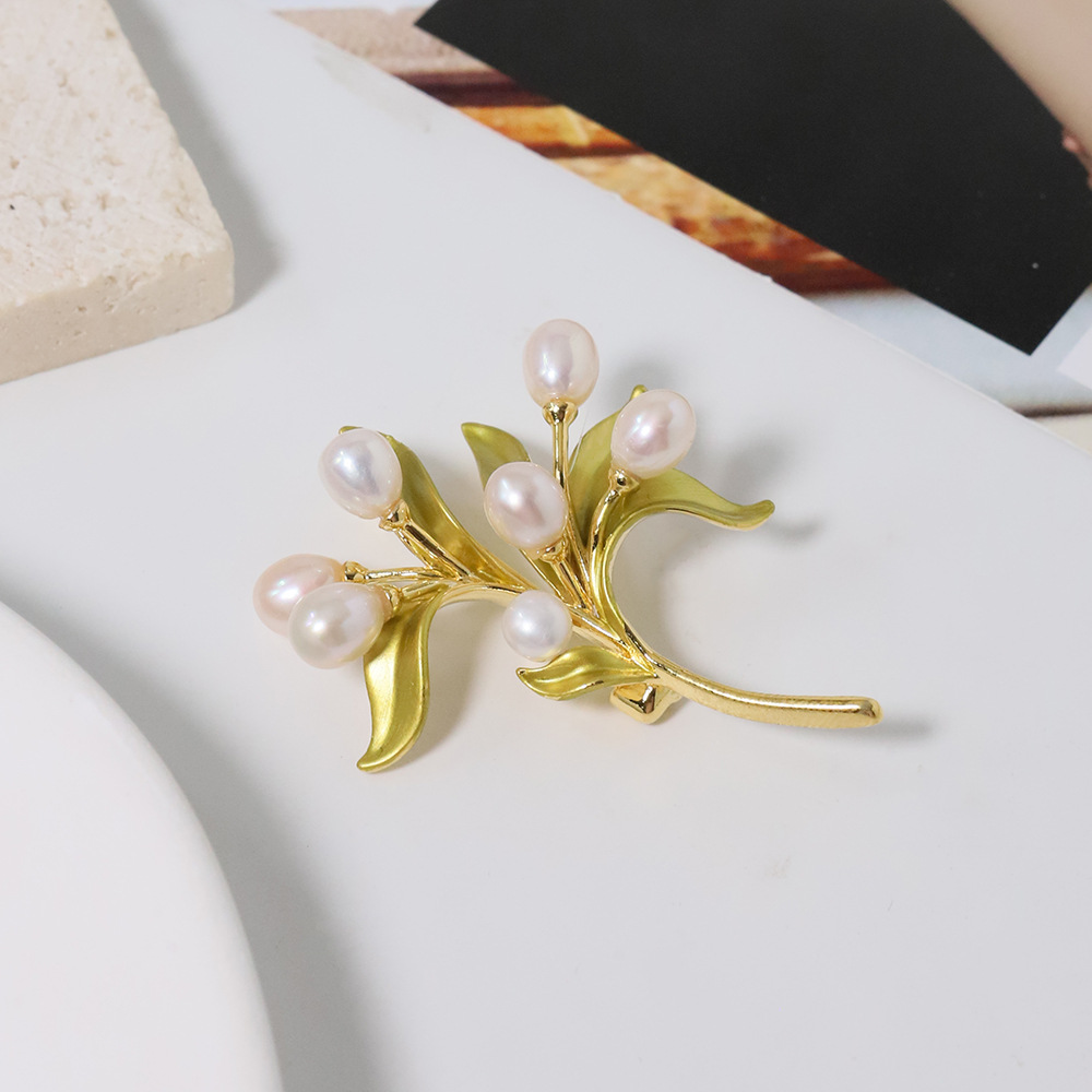 Nuevo broche coreano de ramas de perlas de agua dulce temperamento elegante Mori Tie Pin adorable simple accesorios de flor de pecho