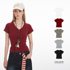 Heyヘンリー赤いvネックは肩の半袖tシャツを挿します。女性は2025夏に身を修めてタイトに痩せています。