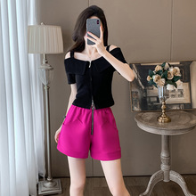 一字领露肩黑色短袖上衣搭配玫红色阔腿短裤洋气显瘦两件套穿搭夏