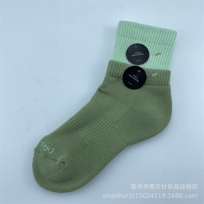 2023新品の偽の2つのつなぎ合わせのスポーツの靴下の中で筒の高い筒の男女の同項のマカロンカラーの厚いタオルの底