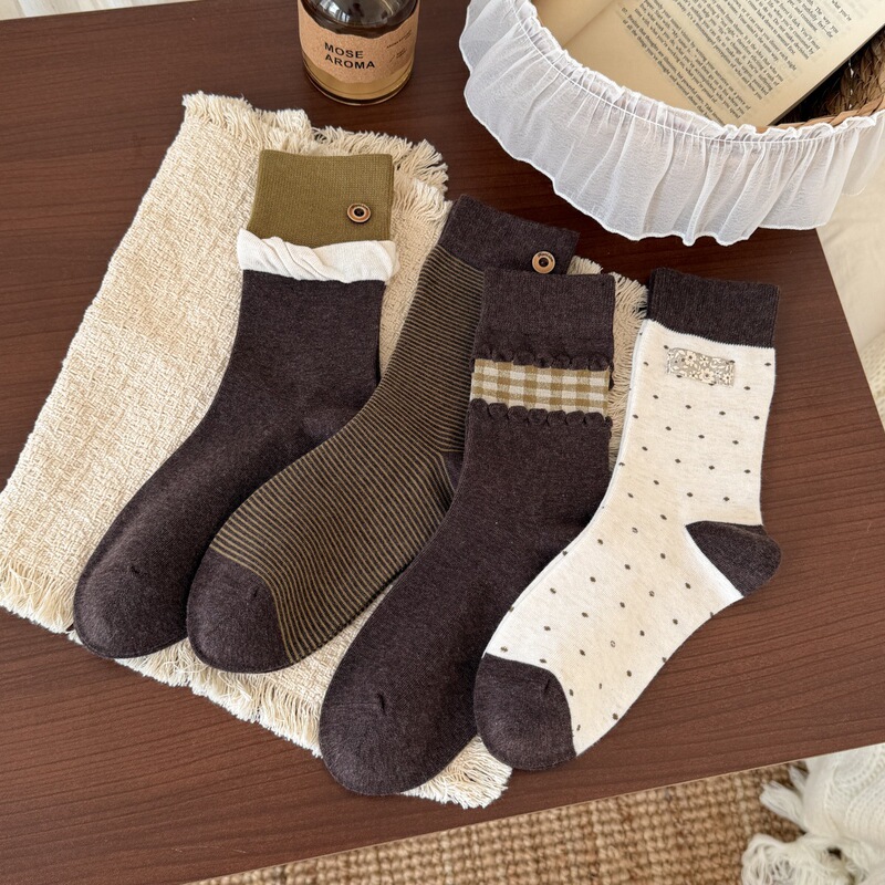 Retro-style, mid-calf socks for women, featuring a plaid pattern, button detailing, and a trendy, ruffled design. Korean-style polka dot socks, versatile and suitable for pairing with Mary Jane shoes