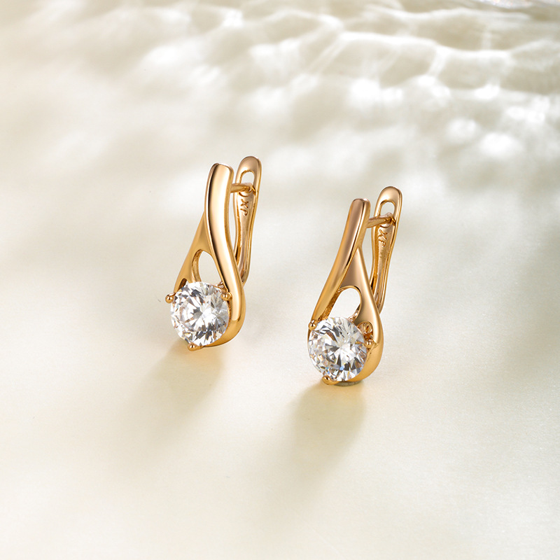 Xuping estilo ruso en forma de D botones de orejas de moda delicada pendientes de zircón ligero de lujo de alta sensación de orejas personalizadas para mujeres