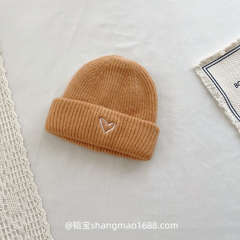 秋冬の新型の愛の刺繍の純色の子供の毛糸の帽子の赤ちゃんの百合のニットの帽子の韓国版の男女の子供のスーツのファッション