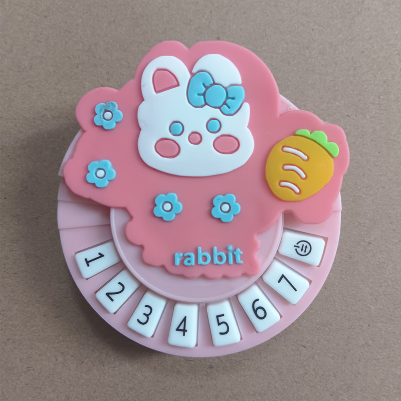創意的なミニピアノのキーホルダーが光ります。|undefined