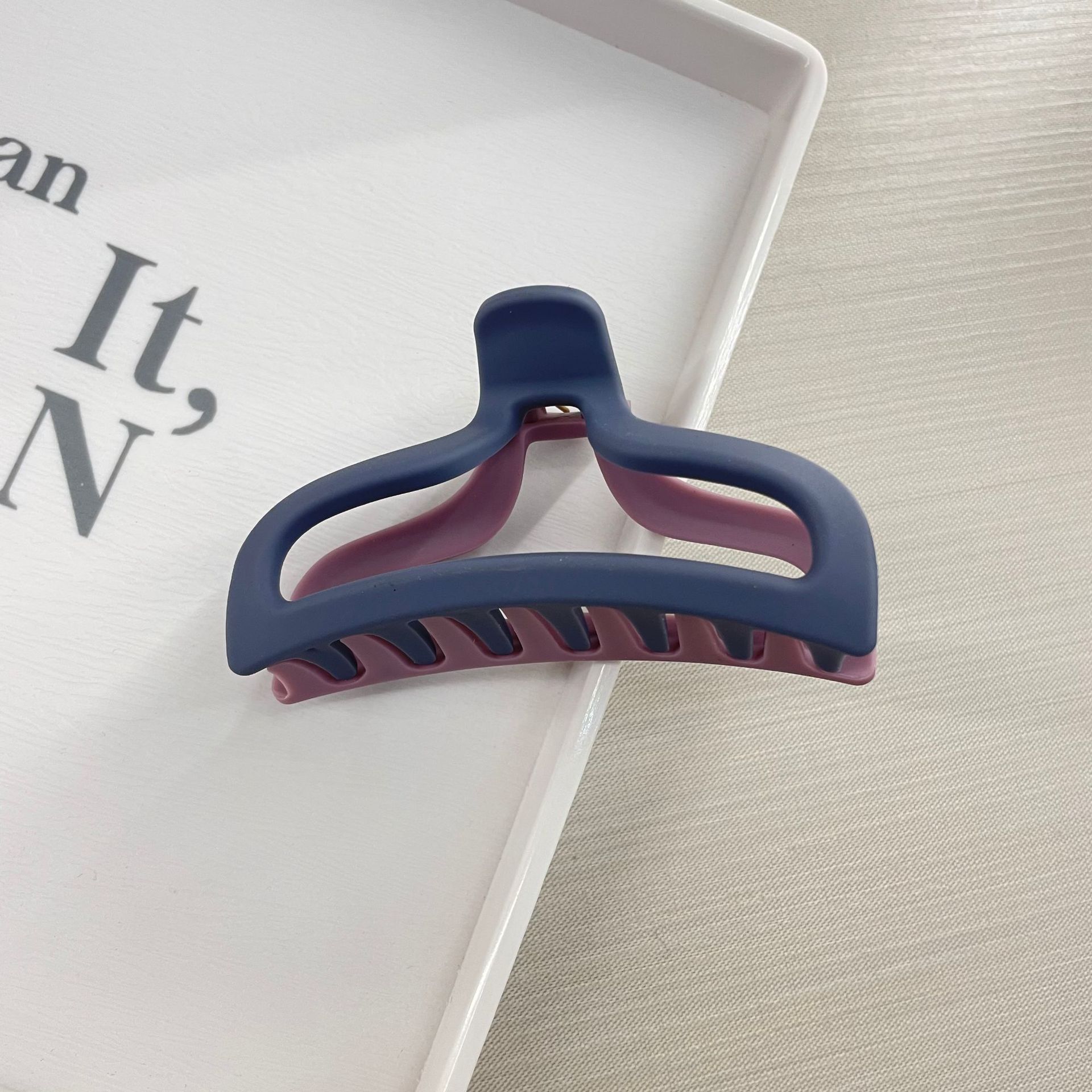 Oufeile superficie de dos colores AB textura esmerilada agarre cuchara trasera femenina alta Cola de Caballo tiburón clip accesorios para el cabello horquilla al por mayor