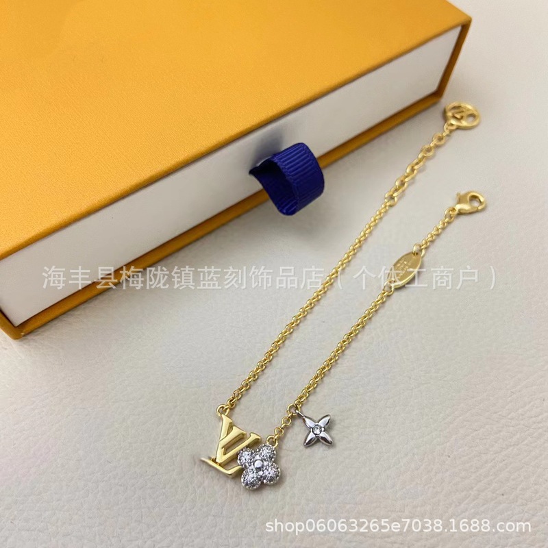v金驴家新款分色字母星星手链女18k玫瑰金简约轻奢满钻尖花手链潮|undefined