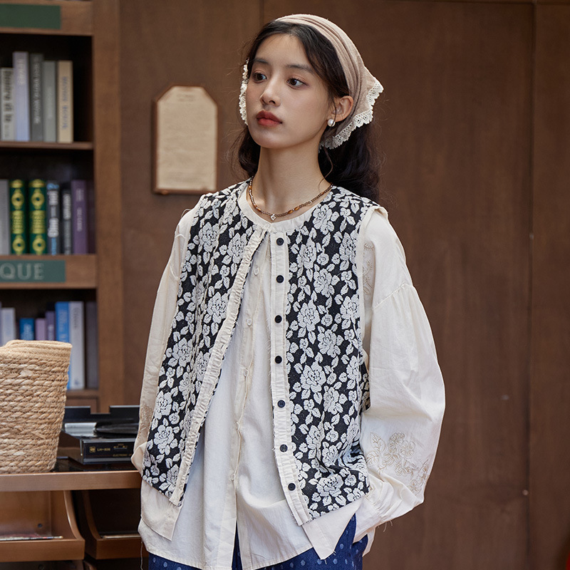 Spring Japanese three dimensional mountain tea with a round collar