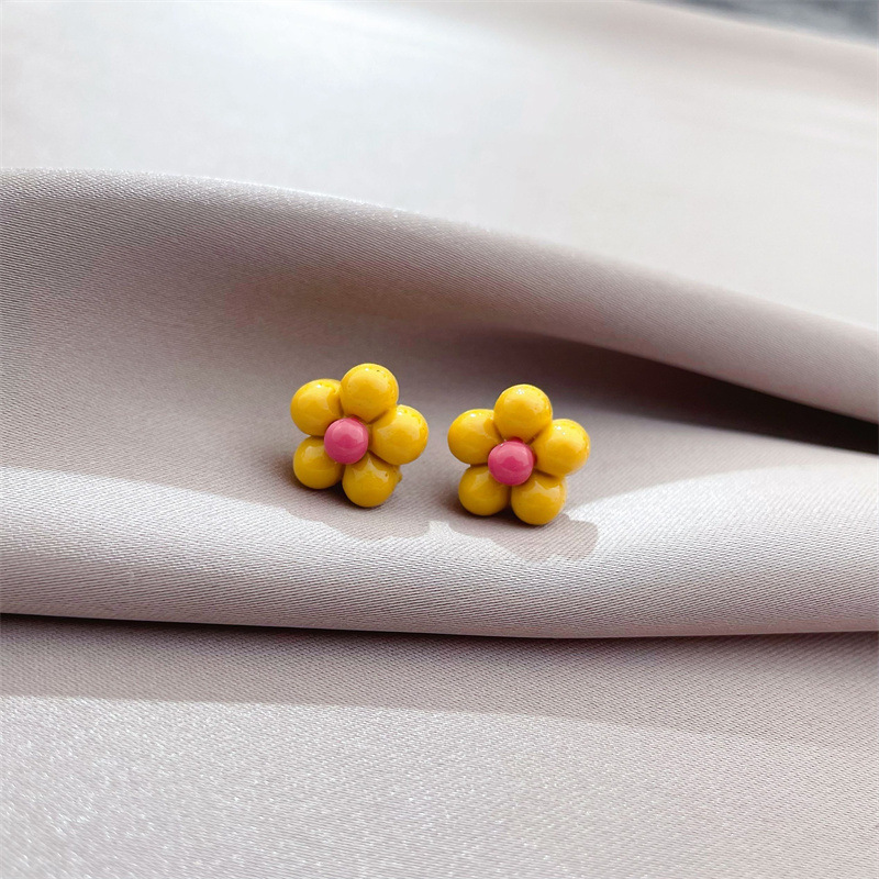 Fashion Personality Small Acrylic Small Flower Earrings Simple Atmosphere Color Earrings display picture 4