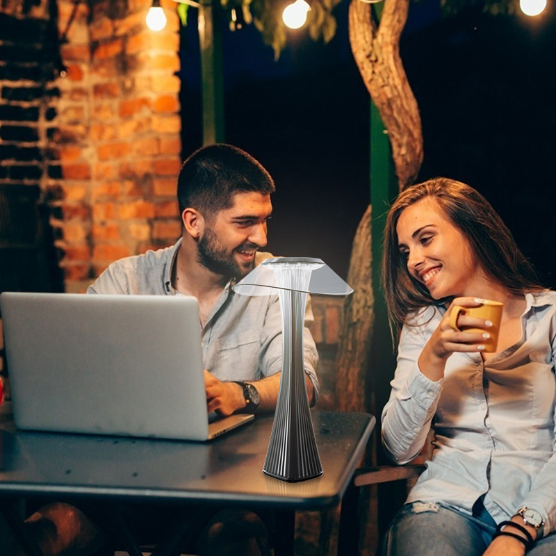 輕奢臥室床頭燈2021年新款現(xiàn)代簡約裝飾個性創(chuàng)意溫馨書房桌面臺燈