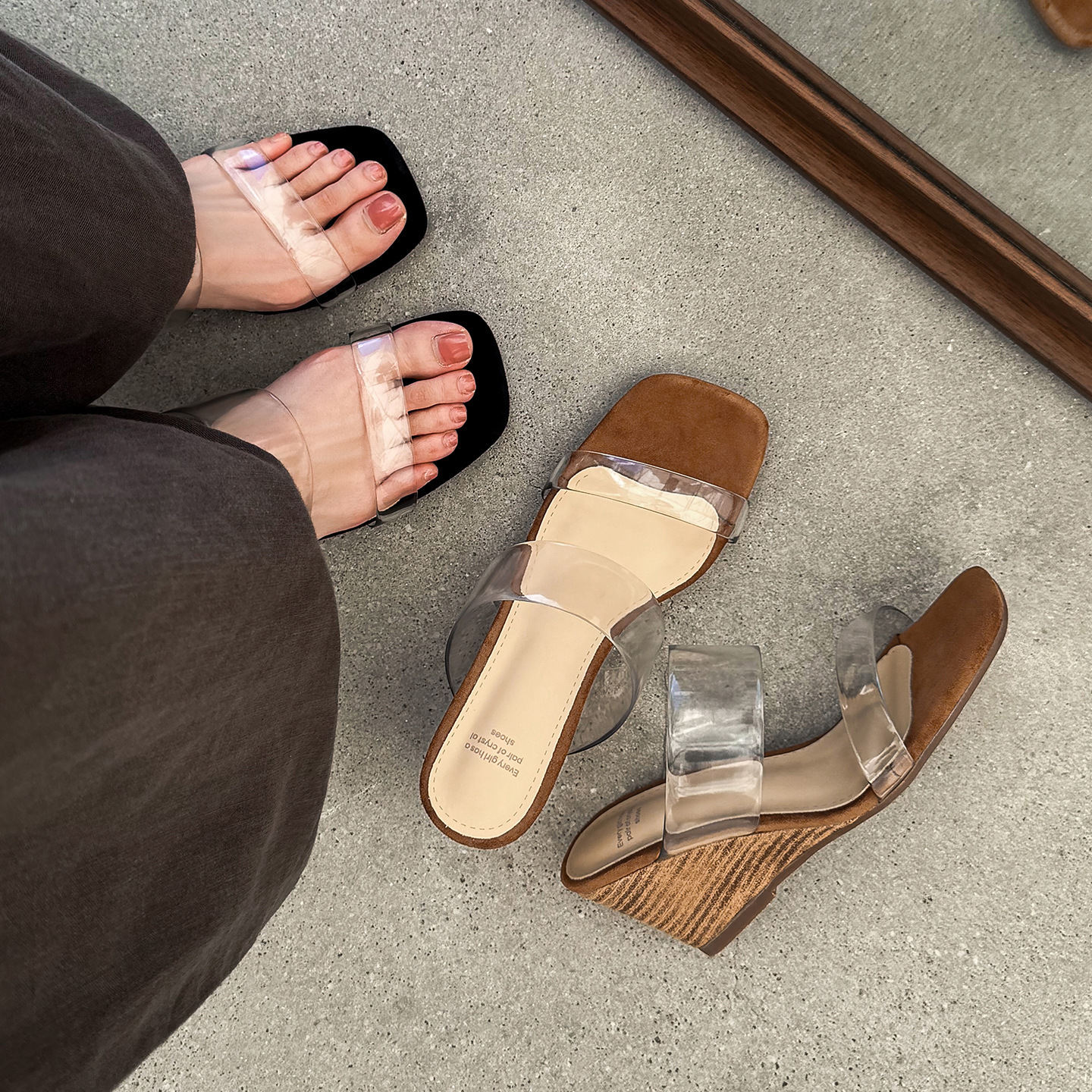 Dép sandal nữ quai chữ V gót cao 7 cm, phong cách nghỉ dưỡng, thiết kế trong suốt — màu nâu
