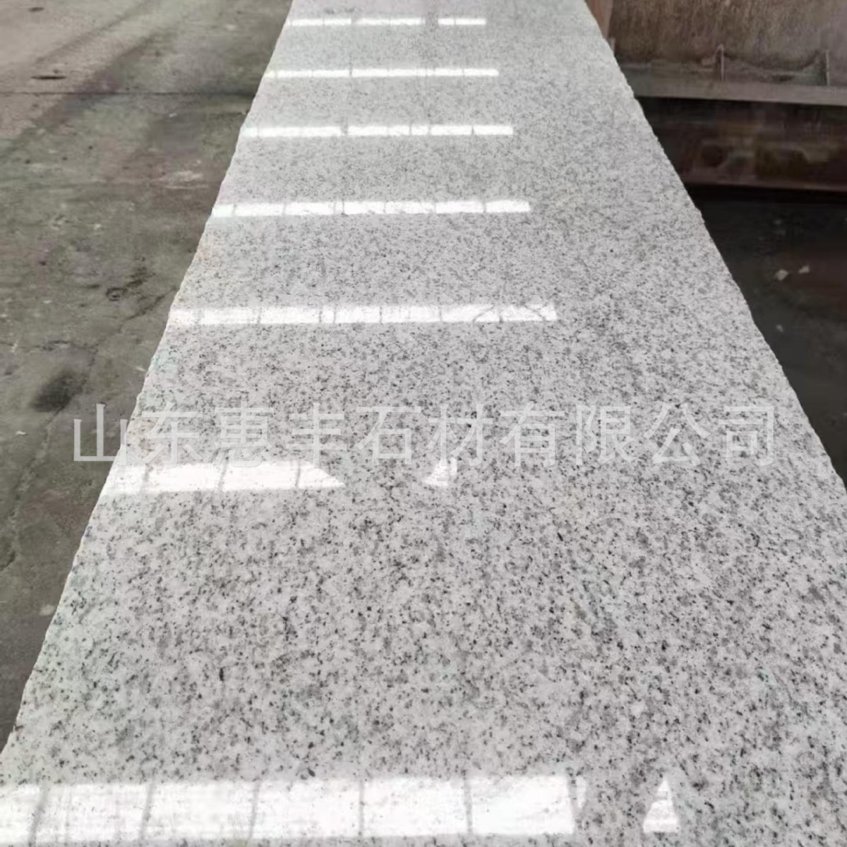 ✅厂家直供芝麻白火烧板荔枝面灰麻广场地铺石花岗岩石材芝麻灰大