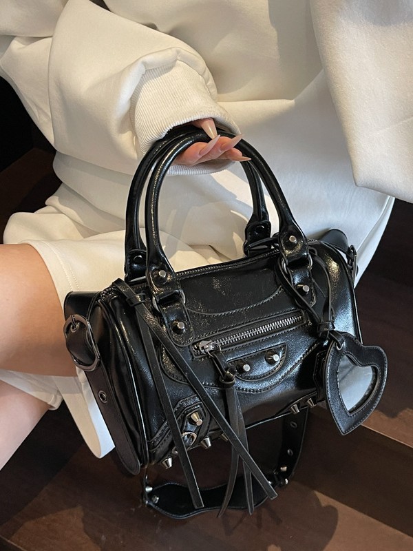 Bolso de motocicleta coreana para mujeres 2025 nuevo nicho de moda remachado bolso de almohada portátil correa de hombro ancha bolso de hombro