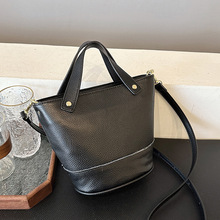 新款时尚单肩包百搭斜挎包单肩大容量女真皮包包女牛皮斜挎水桶包