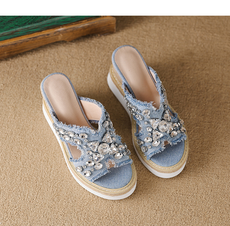 Dép sandal nữ quai ngang đế xuồng cao gót 9 cm, chất liệu denim phối đá đính và đế cói — Cao bồi xanh chi tiết 11