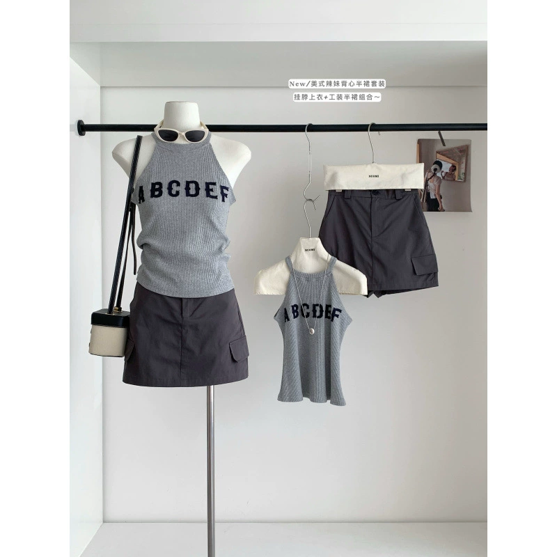 Американский летний костюм для женщин: топ-камзол без рукавов с серым принтом и джинсовая юбка.