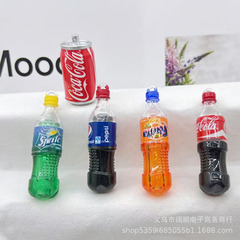 缶入り飲料瓶のキーホルダーをシミュレートして、コカコーラのフェンダー立体飲料の手作りアクセサリーを飾っています