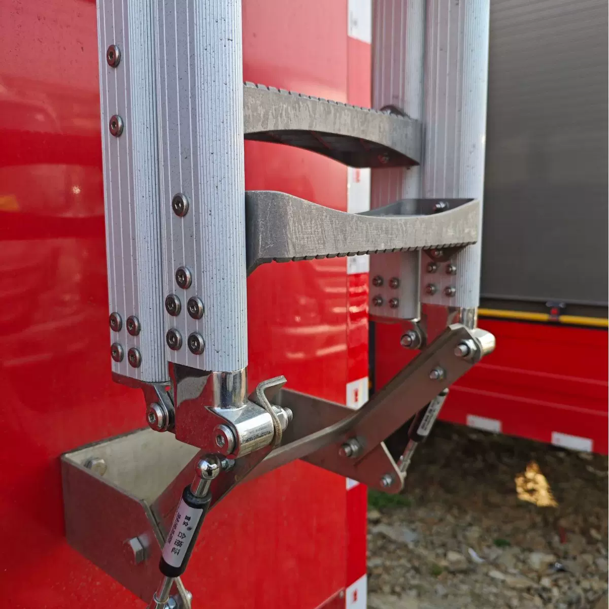 原厂直发加固镂空铝合金消防梯通用梯升降云梯车间仓储用折叠梯