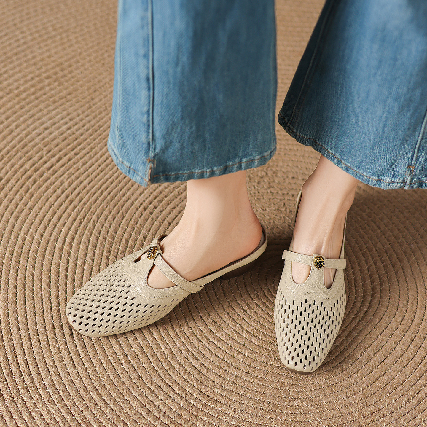 Dép sandal nữ quai chữ V da dê, gót thấp 3,5 cm, mũi kín hở gót — màu trắng ngà