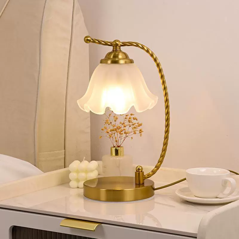 Высококачественная настольная лампа для спальни, прикроватная настольная лампа, доступная роскошь, новинка 2023 года, свадебная вечная ретро-французская высококачественная лампа для главной спальни
