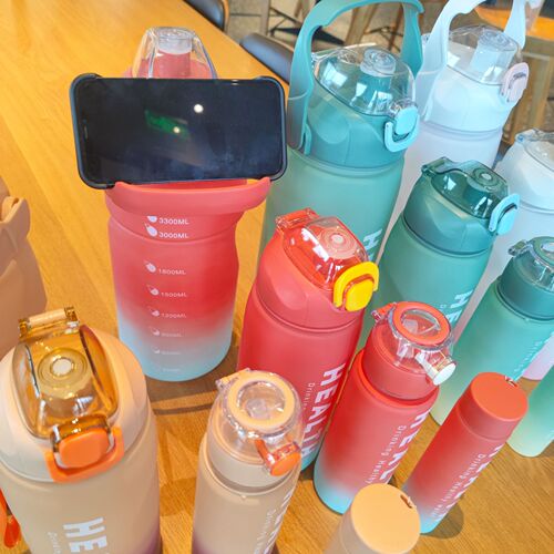 Four-piece set of gradient color water cups, large-capacity gym sports water bottles, straw plastic cups, wholesale from South America market