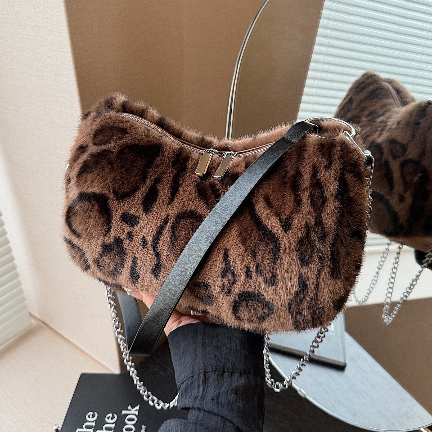 Bolso de lana para mujeres 2025, nuevo otoño y invierno bolso de cadena de lana estriado bolso de nicho de diseño de hombro bolso axilar