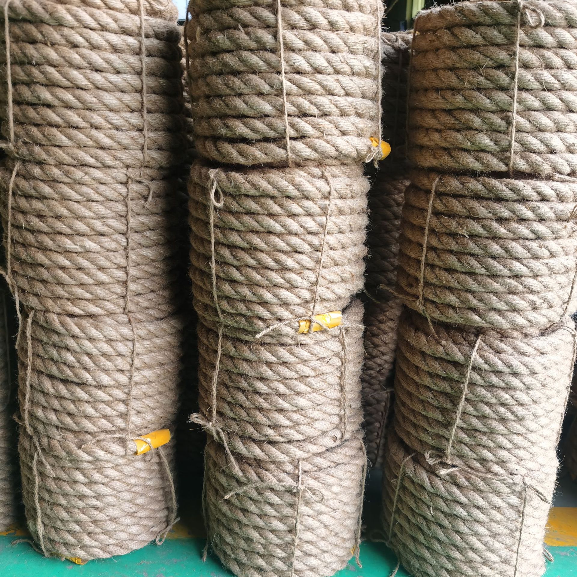鼎诚麻纺厂家直供黄麻绳各种大小粗细 工艺麻绳拔河绳工业用绳捆