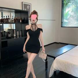 风情种的短裙性感紧身包臀小黑裙小众设计感小个子挂脖连衣裙夏
