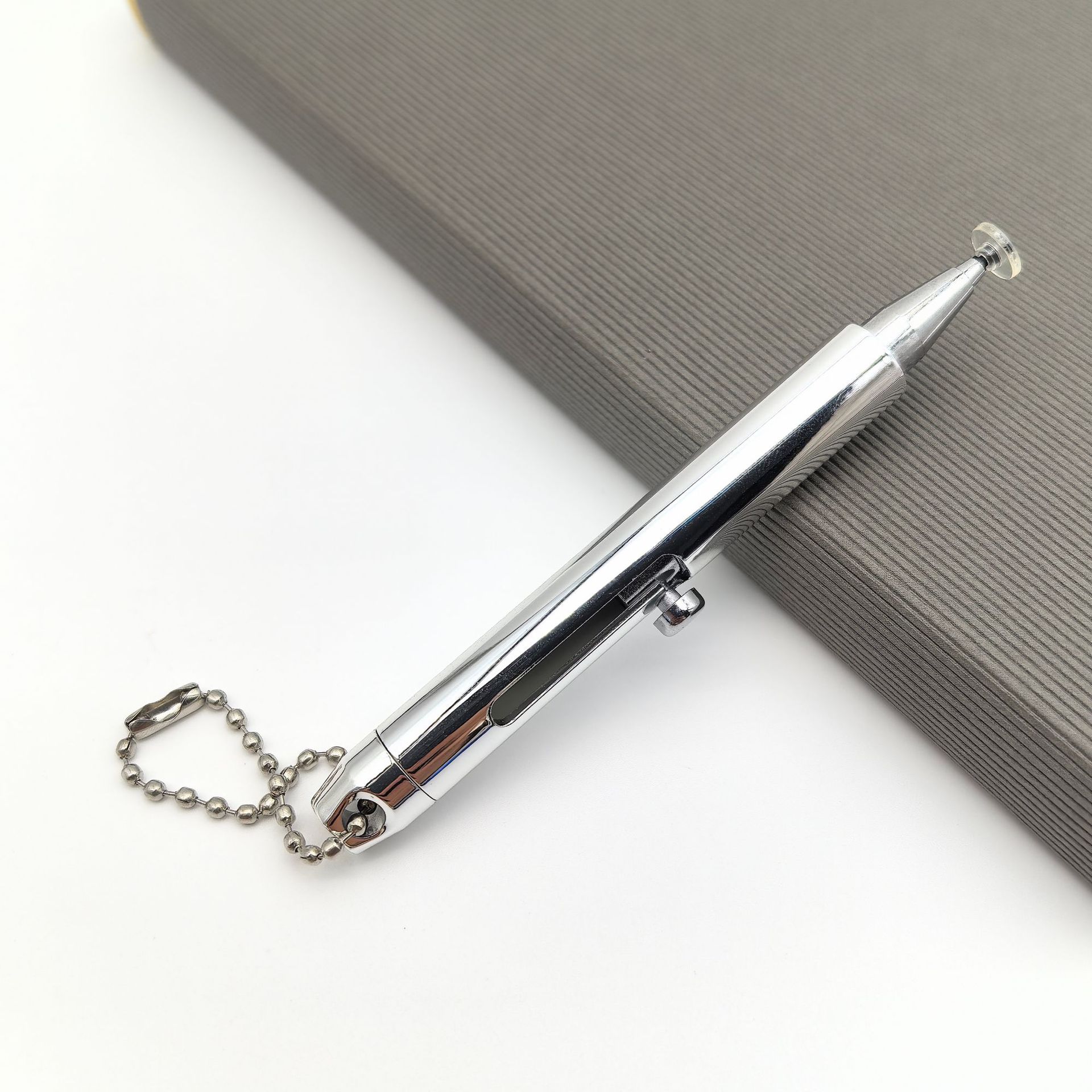 Nuevo lápiz táctil pulsador transfronterizo con electrónica colgante tipo pequeño lápiz de disco recubierto UV hermoso lápiz de mano