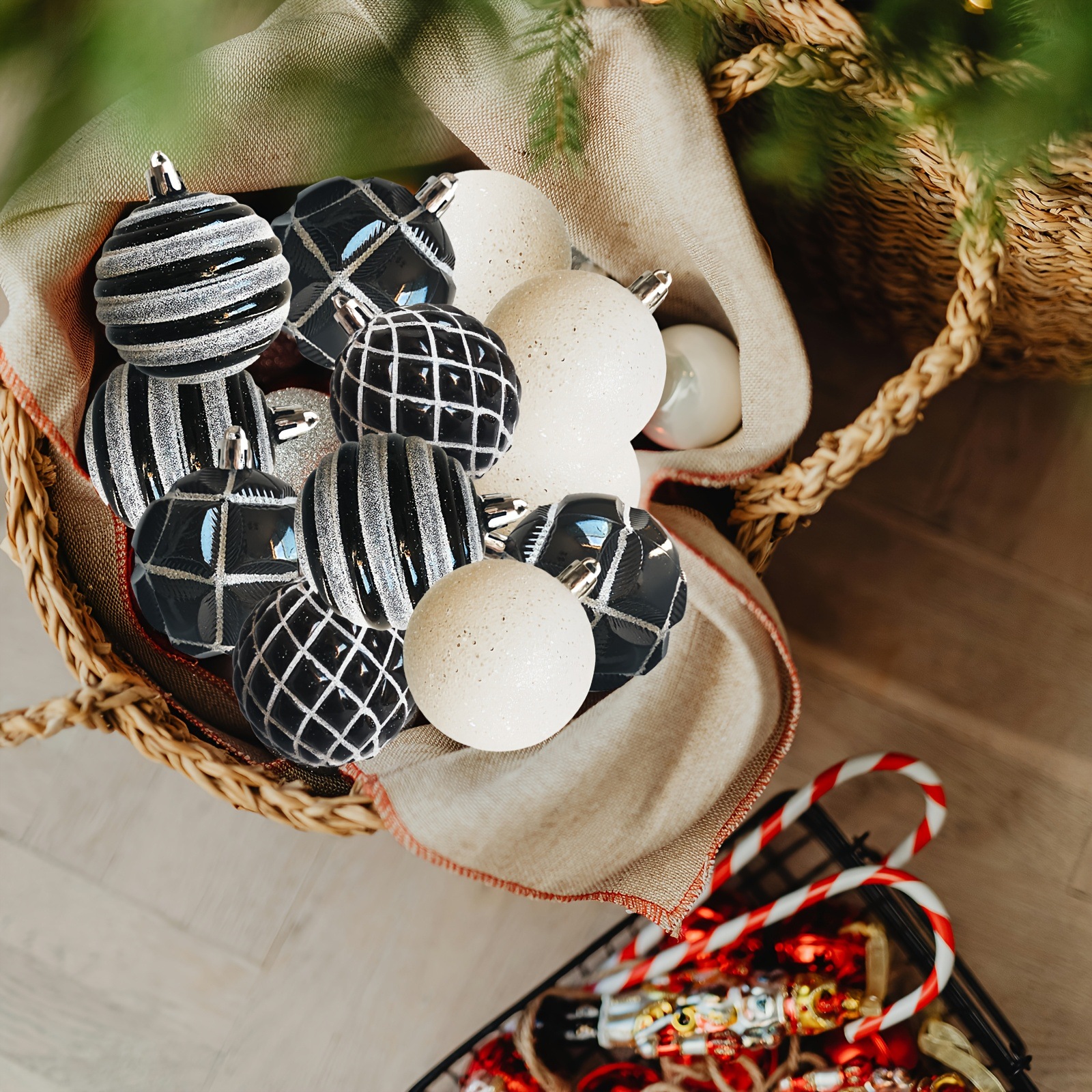 Spot transfronterizo 6CM24 bolas de Navidad de plástico a cuadros pintados en blanco y negro