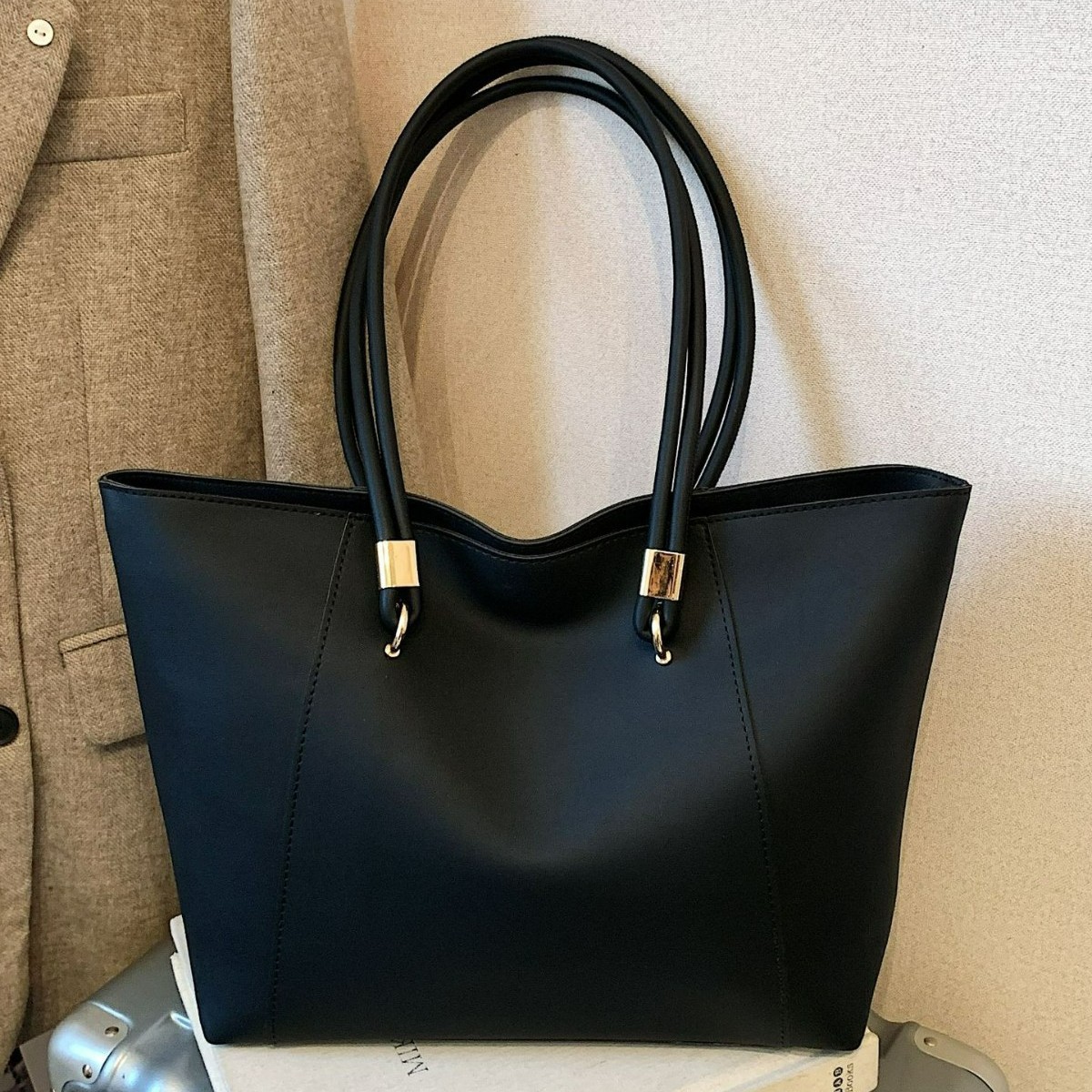 Retro Women's Shoulder Bag Large Capacity Commuter Tote Handbag_voghion.com
