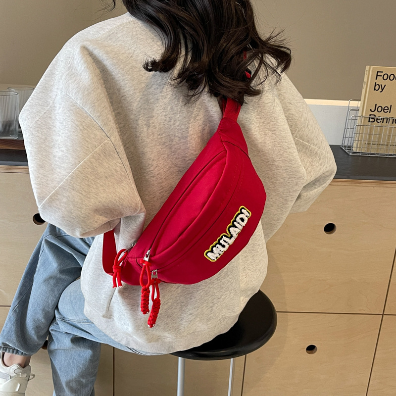 Bolso de verano para mujeres 2024 nueva moda versátil bolso de pecho casual nicho deportivo fresco bolso de hombro único