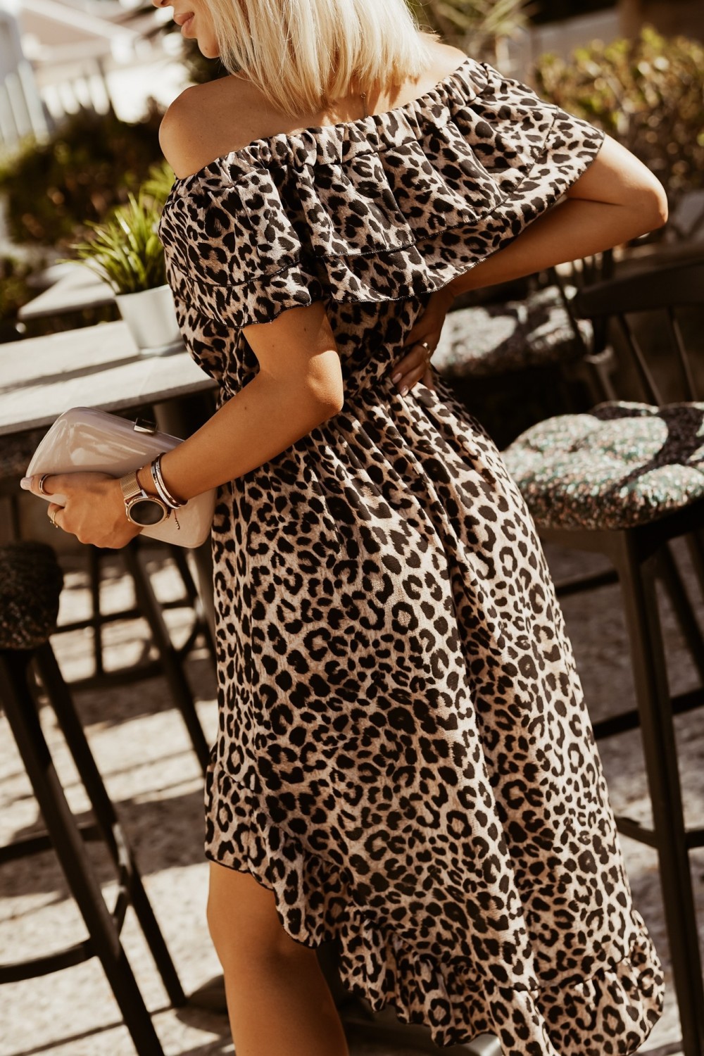 Vestido de verano con hombros descubiertos y manga corta con estampado de leopardo