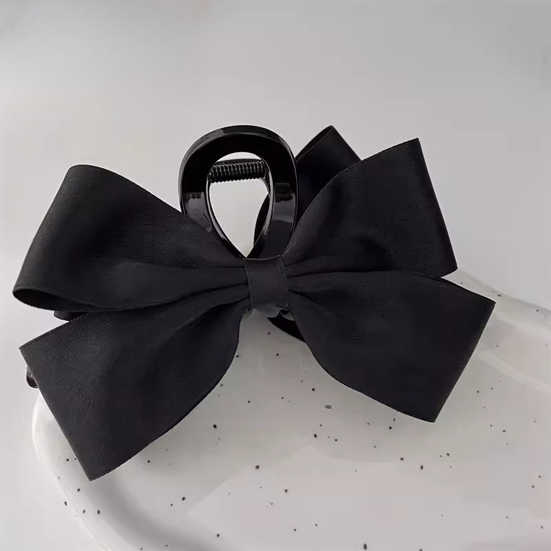 Black crab pin with bow