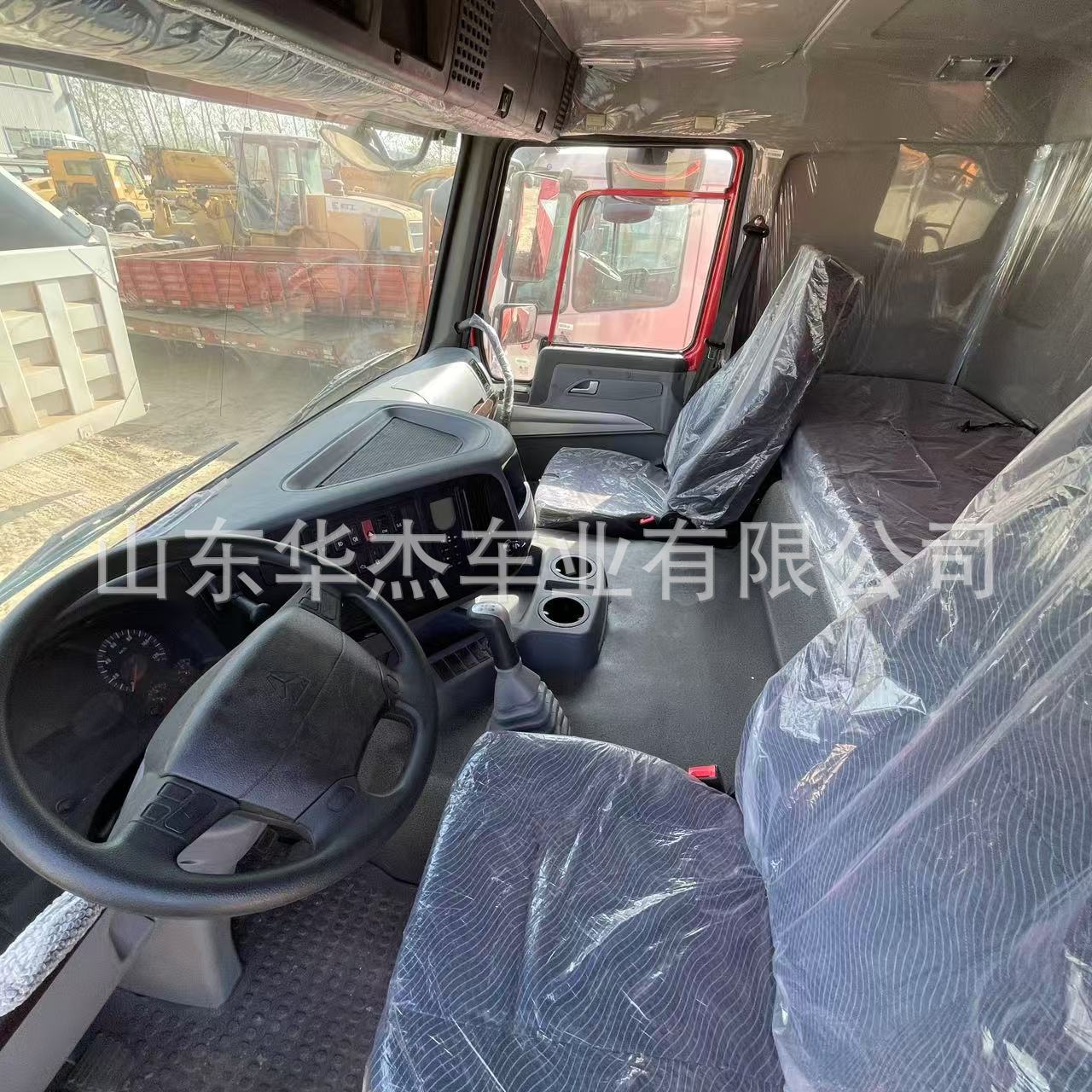 Cross-border Sinotruk Howo 8-wheel rear dump truck, 371 horsepower, for transporting soil and construction materials, export engineering truck