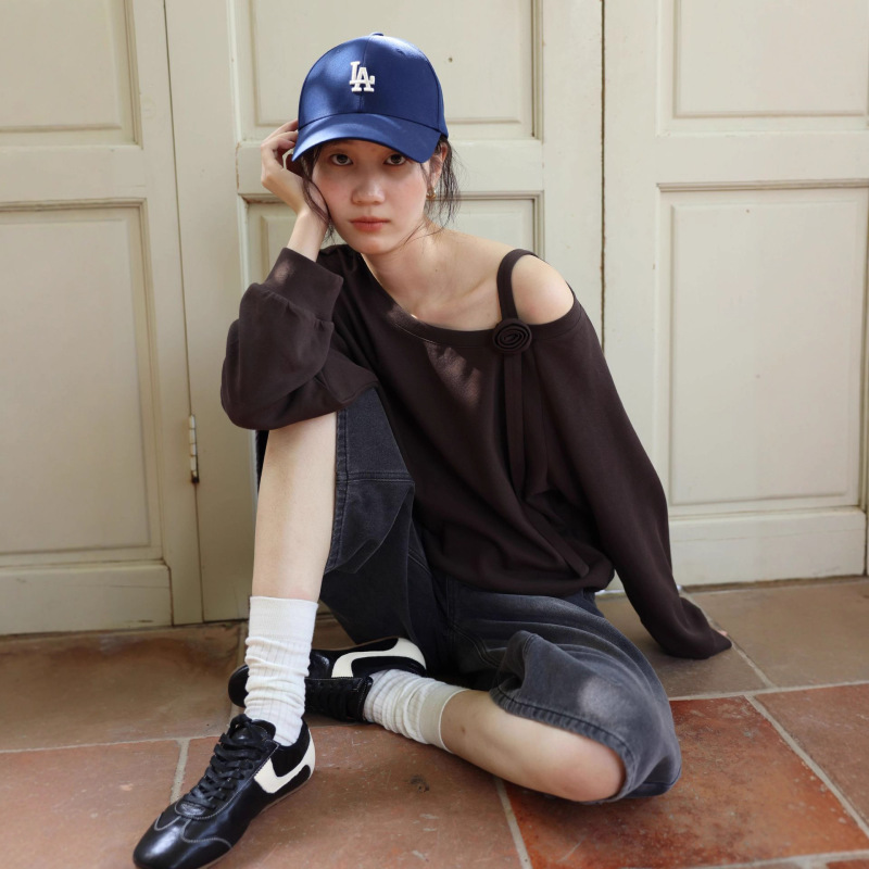 Early Autumn Layered Look with Diagonal Collar, Off-Shoulder Rose Tie, Relaxed Style Sweatshirt for Women, New Trendy T-Shirt, Unique and Super Stylish Top Early Autumn Layered Look with Diagonal Collar, Off-Shoulder Rose Tie, Relaxed Style Sweatshirt for Women, New Trendy T-Shirt, Unique and Super Stylish Top