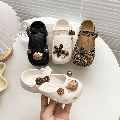 Детские модные сетчатые нескользящие пляжные тапочки в стиле Crocs, леопардовый принт, в стиле балеткор, популярно в интернете, подходят для носки на улице, закрытый носок